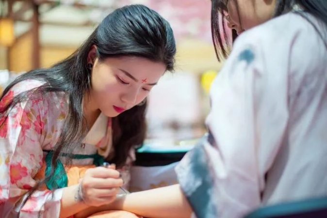 面对外国客人的挑衅,她把“CHINA”画在脖子上-北辰青年